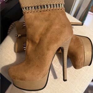 Elegant Tan Women's Heeled Boots